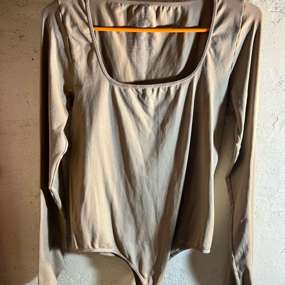 Bodysuit Sofia by Sofia Vergara Tan Fitted with Square Neckline & Long Sleeves